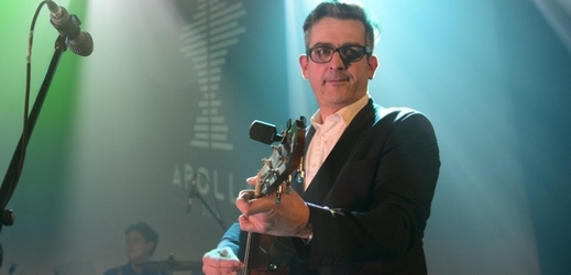 Britský zpěvák žijící v Praze Adrian T. Bell, který se stal vítězem čtvrtého ročníku Ceny Apollo za nejlepší album roku 2014.