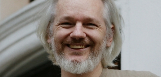 Julian Assange pobývá na ekvádorském velvyslanectví v Londýně.