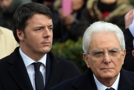Renzi (vlevo) a nový prezident Mattarella.