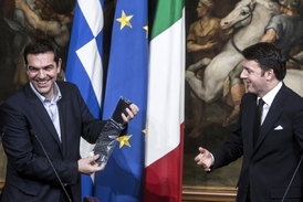 Tsipras (vlevo) s darem od italského premiéra Renziho.