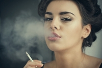 Ženy jsou k negativním dopadům kouření náchylnější (ilustrační foto).