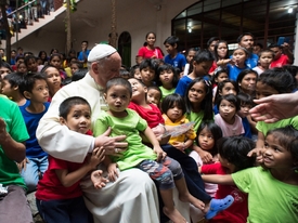 František má děti rád. Na snímku při návštěvě Filipín.