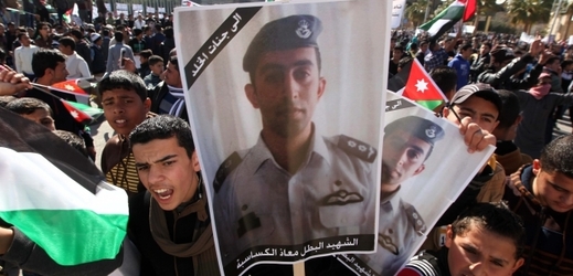 Jordánci manifestují s portrétem zavražděného pilota.