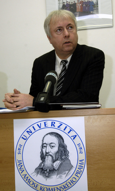 Rektor UJAK Luboš Chaloupka.