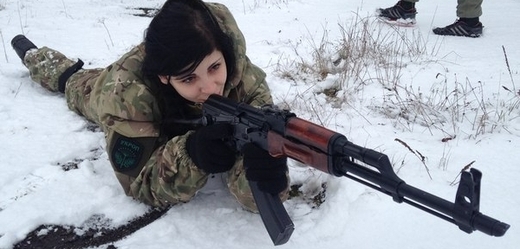 Děvčata z Pravého sektoru při výcviku se zbraní.
