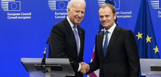 Biden (vlevo) a Tusk v Bruselu.