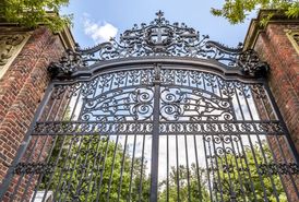 Brána Harvardu v Cambridge ve státě Massachusetts.