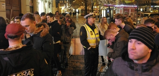 Policisté před pražským klubem kontrolují dánské studenty.