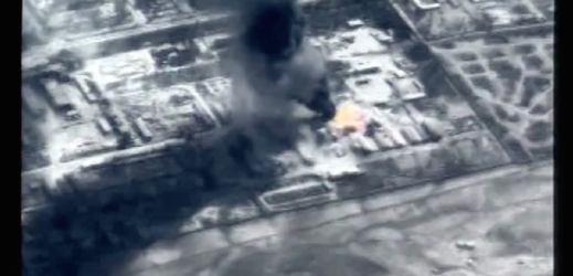 Záběry z jordánského letounu na ostřelovaný cíl v syrském městě Rakka.
