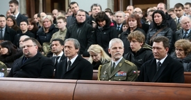 Ministr obrany Martin Stropnický a náčelník generálního štábu Petr Pavel (uprostřed) na pohřbu válečného veterána Schamse, který se konal 15. ledna.