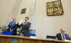 Ministr financí Babiš a premiér Sobotka (vpravo) na jednání vlády.