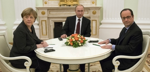 Německá kancléřka Merkelová, ruský prezident Putin (uprostřed) a francouzský prezident Hollande na jednání o Ukrajině v Moskvě.