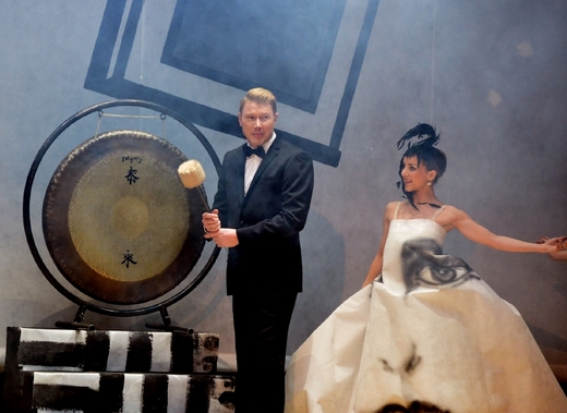 Mika Häkkinen zahájil ples úderem do gongu.