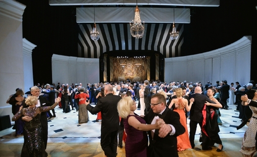 Tančící návštěvníci Plesu v Opeře.
