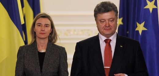 Šéfka evropské diplomacie Federica Mogheriniová a ukrajinský prezident Petro Porošenko.
