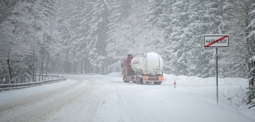 Kvůli špatnému počasí je hraniční přechod v Harrachově pro kamiony často uzavírán.