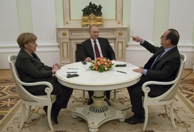 Angela Merkelová, Vladimir Putin (uprostřed) a François Hollande během pátečního jednání v Moskvě.
