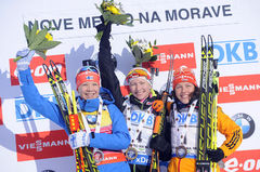 Vítězkou se stala Darja Domračevová (uprsotřed) i se čtyřmi chybami na střelnicích.