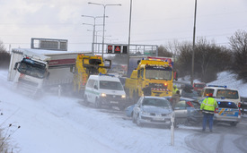 Hromadná nehoda na 117. kilometru dálnice D1 ve směru na Prahu, při které se srazilo několik desítek nákladních a osobních aut.