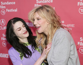 Dcera Kurta Cobaina Frances Bean Cobainová (vlevo) se na filmu podílela jako producentka. Na snímku se svou matkou Courtney Loveovou na Sundance Film Festival, 24. ledna 2015.
