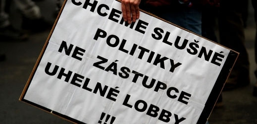 Místní obyvatelé uspořádali 28. ledna v Horním Jiřetíně na Mostecku shromáždění za zachování limitů těžby spojené se vzpomínkou na obce zbourané kvůli těžbě.