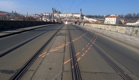 Policejní zákresy nehody na Mánesově mostě (snímek z roku 2013).