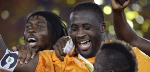 Yaya Touré (uprostřed) slaví spolu se spoluhráči.