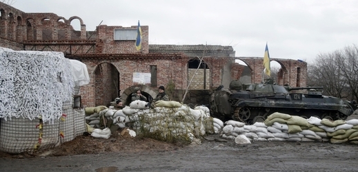 Ukrajinští vojáci na stanovišti nedaleko strategicky významného města Debalceve.