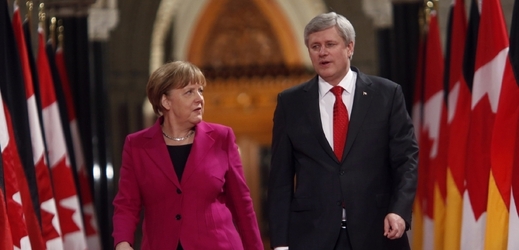 Německá kancléřka Angela Merkelová s kanadským premiérem Stephenem Harperem.
