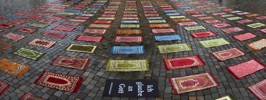Mohamedánské modlitební koberečky před Frauenkirche - umělecké dílo.