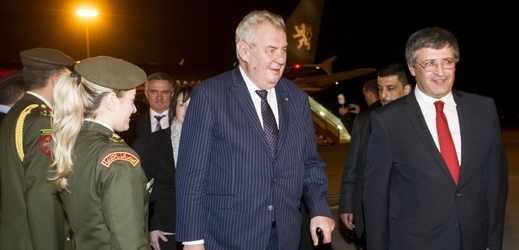 Prezident Miloš Zeman zahájil oficiální návštěvu Jordánska. Na letišti jej přivítal jordánský ministr turismu Nidál Kataminí (vpravo).