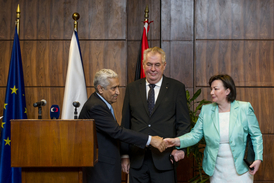 Prezident Miloš Zeman s manželkou Ivanou se setkal 10. února v Ammánu v rámci návštěvy Jordánska s předsedou jordánské vlády Abdalláhem Ansúrem (vlevo).