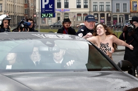 Protestující prsatice z Femen.
