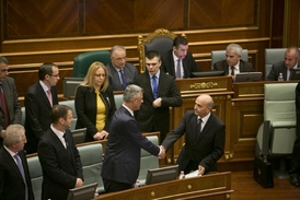 Kosovský parlament. Minulý premiér Hashim Thaçi podává ruku svému nástupci Isovi Mustafovi.