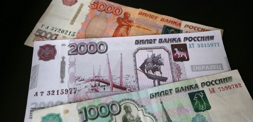 Mezi tisícovkou a pětitisícovkou rublů je díra.