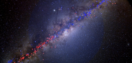 Naše Galaxie s vyznačenými objekty, jejichž pohyby vědci propočítávali, aby zjistili, zda by mohla ve hvězdné soustavě být i nějaká temná hmota.