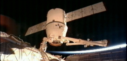 Vesmírná nákladní loď Dragon se úspěšně vrátila na Zemi (snímek z roku 2013).