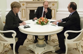 Německá kancléřka Angela Merkelová, ruský prezident Vladimir Putin a francouzský prezident François Hollande.
