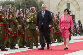 Miloš Zeman se svou manželkou při jordánské státní návštěvě.