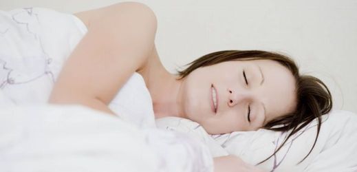 Za špatný spánek může například nepravidelný režim, přetopená místnost či špatná matrace.