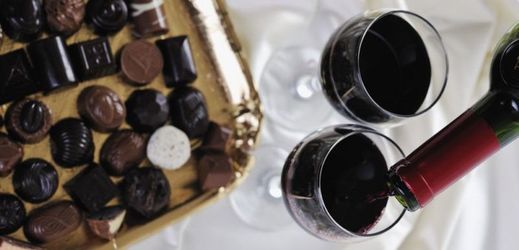 Klasickou kombinací je silná hořká čokoláda a červené víno.