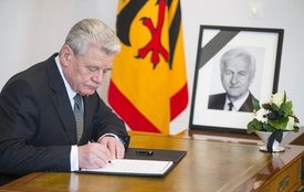 Prezident Joachim Gauck podepisuje kondolenční knihu.