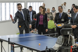 Král Felipe s chotí si zahrál ping-pong v nemocnici pro paraplegiky v Toledu.