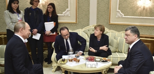 Prezidenti Vladimir Putin a Petro Porošenko začali v Minsku summit za účasti kancléřky Angely Merkelové a prezidenta Françoise Hollanda.