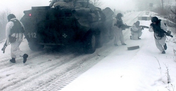 Ukrajinští vojáci s obrněným vozem pěchoty.