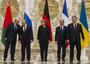 Zleva: Běloruský prezident Alexandr Lukašenko, ruský prezident Vladimir Putin, německá kancléřka Angela Merkelová, francouzský prezident François Hollande a ukrajinský prezident Petro Porošenko.