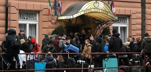 Dánští turisté před pražským hotelem (foto z února 2013).
