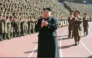 Kim III. mezi vojáky.