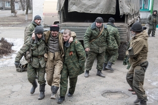 Zatímco se v Minsku jednalo, u Debalceve se bojovalo. Na snímku zraněný separatista.