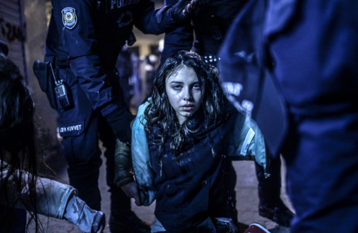 První cena v kategorii Spot News. Na snímku je mladá dívka, která byla zraněna při protivládních protestech v Istanbulu, ve které se proměnil pohřeb patnáctiletého Berkina Elvana. Autorem je Bulent Kilic.